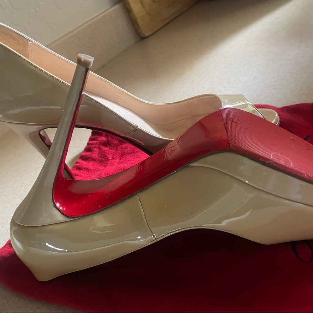CHRISTIAN LOUBOUTIN open toe CLASSIC pump.